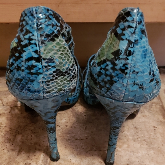 Le Chateau Shoes - Picture 2 of 7